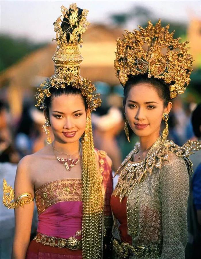 穿上泰国传统服饰,瞬间变成地道的泰国人. 领导,您好!