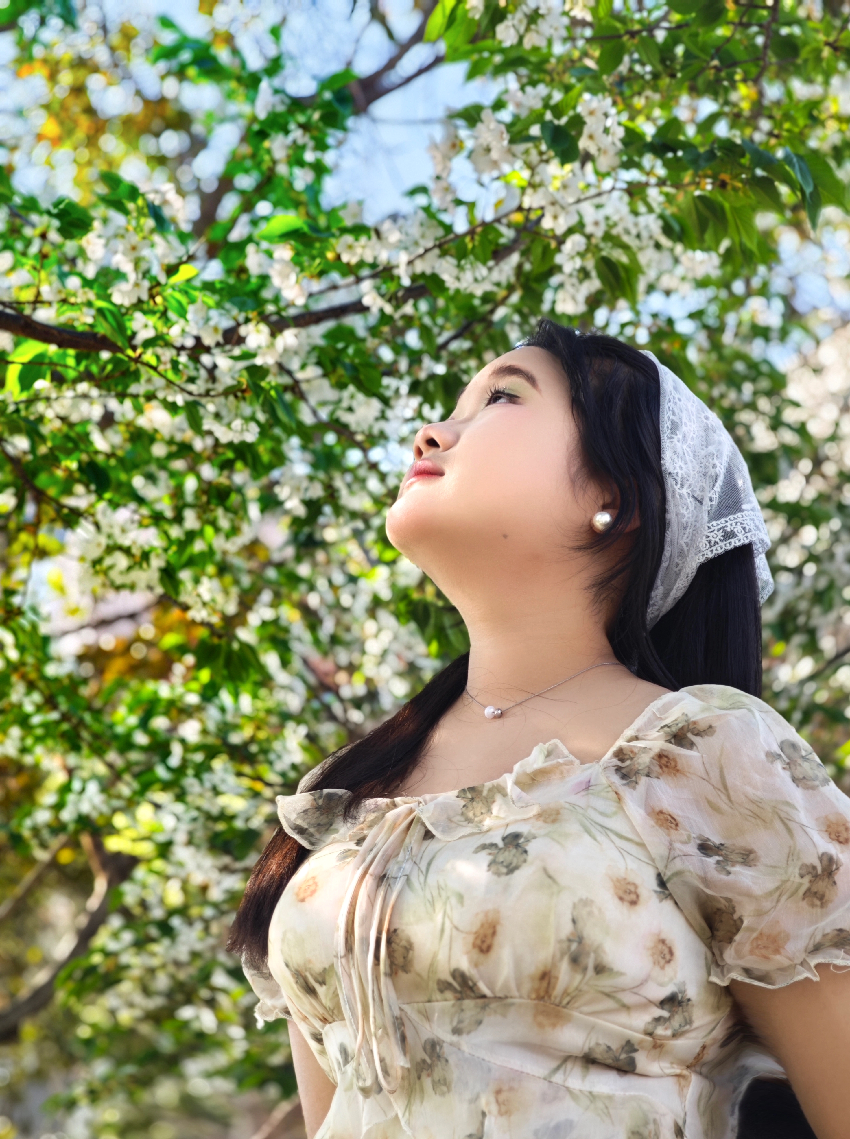 她是春，逆光而来