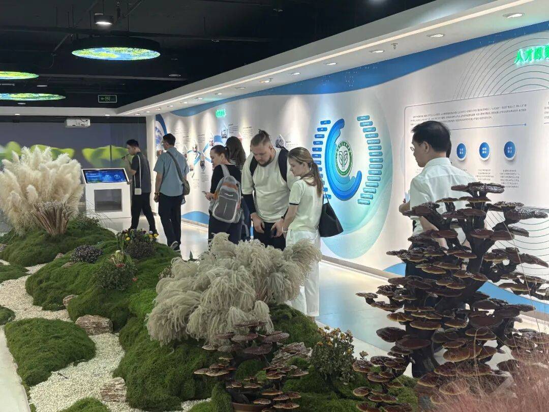 Delegation visiting the exhibition hall