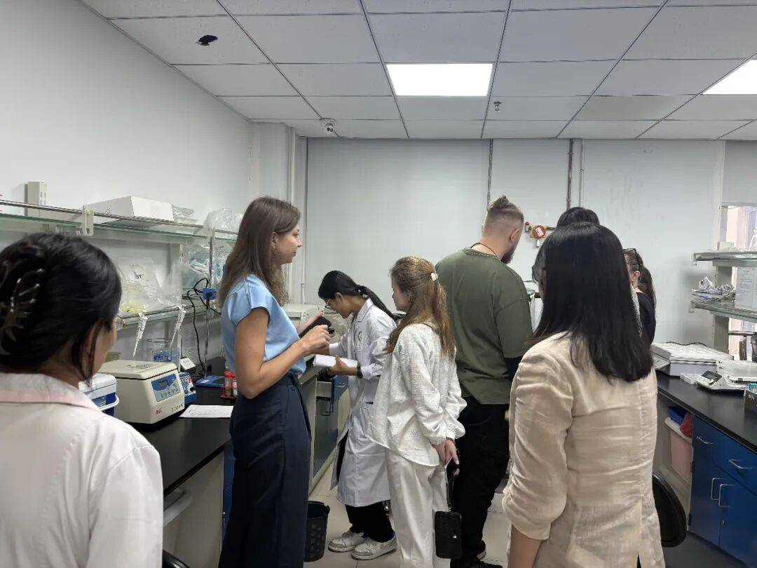 Delegation exchanging with researchers in a key laboratory