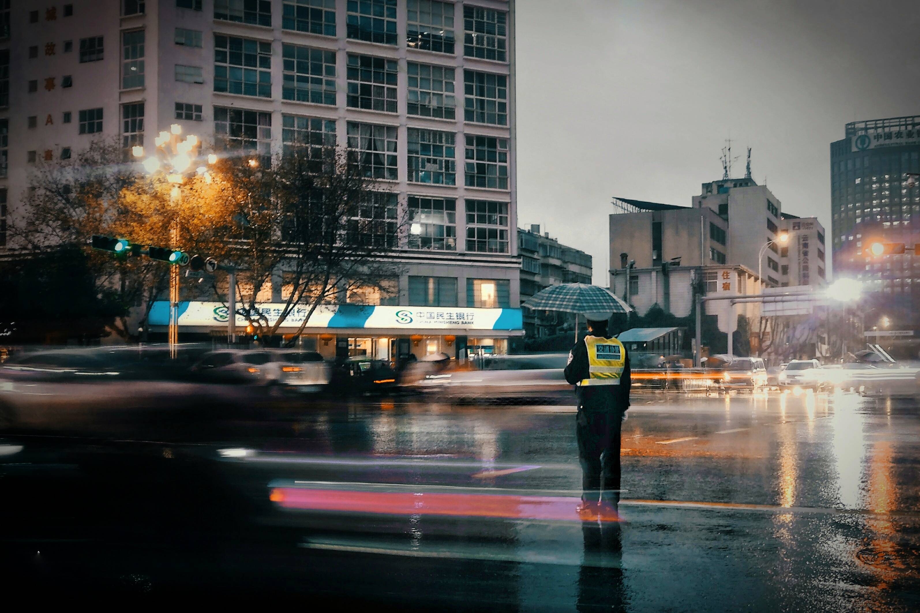 风雨中的坚守