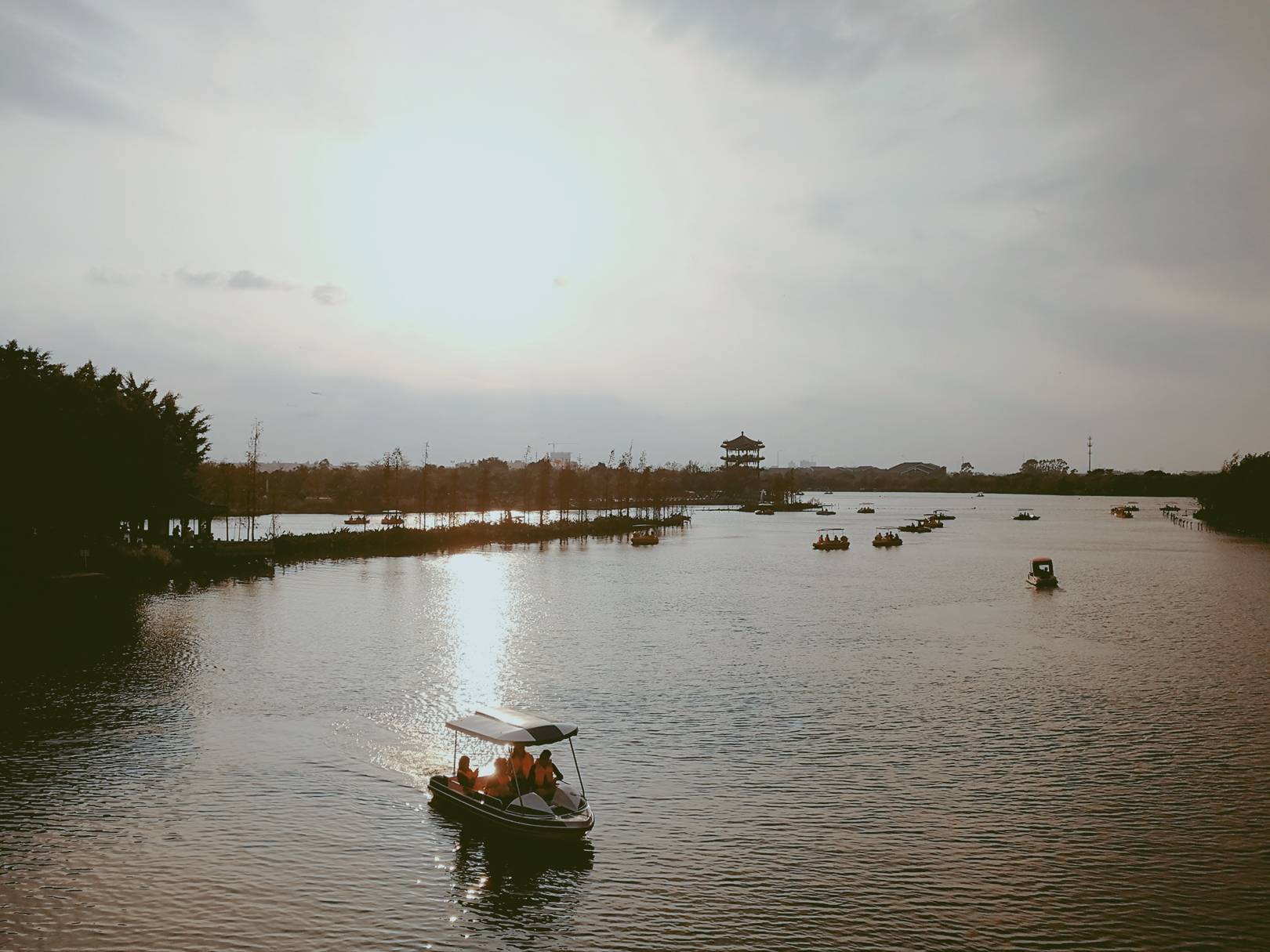 夕阳湖畔