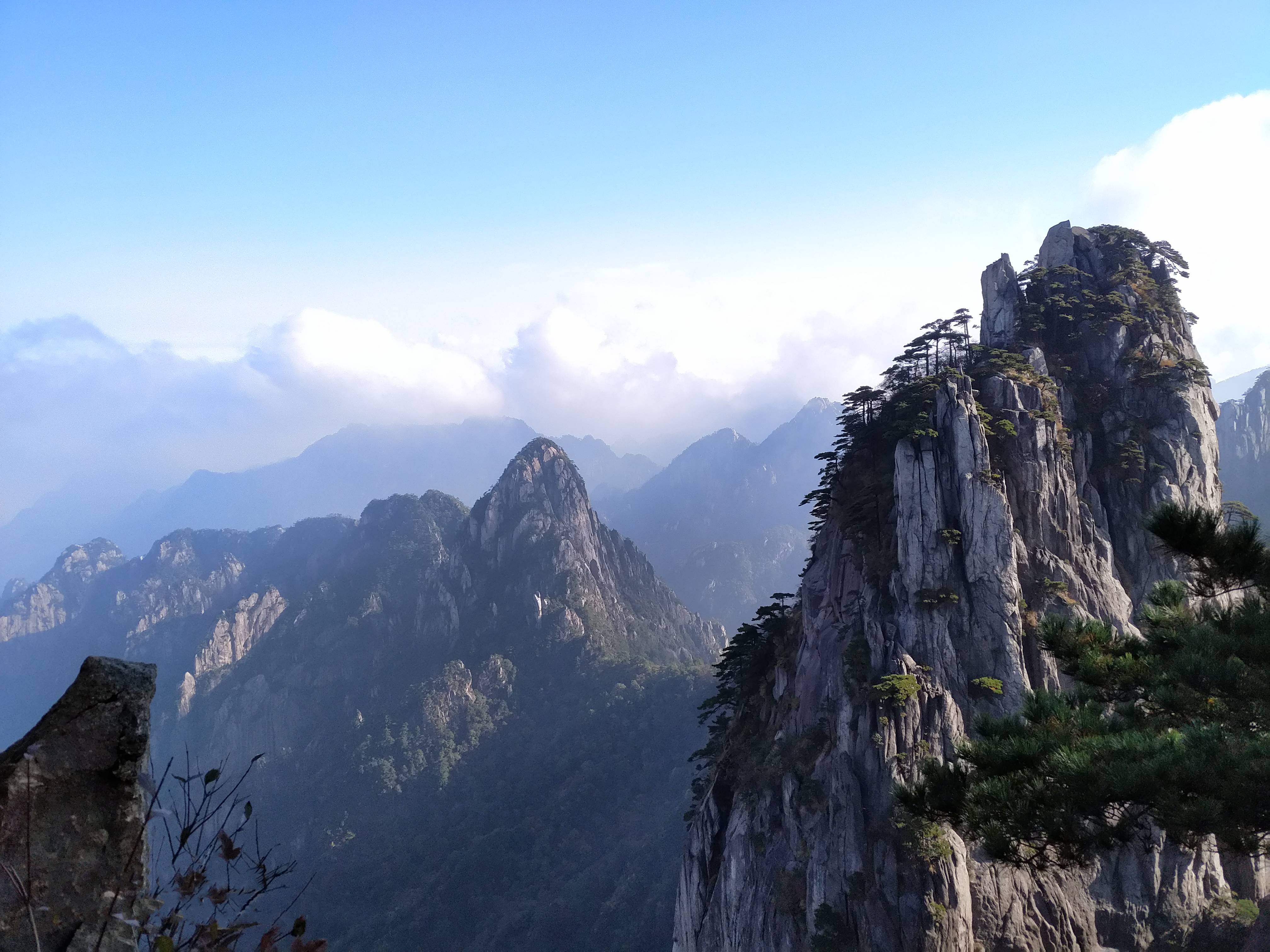 美丽乡村  巍峨黄山