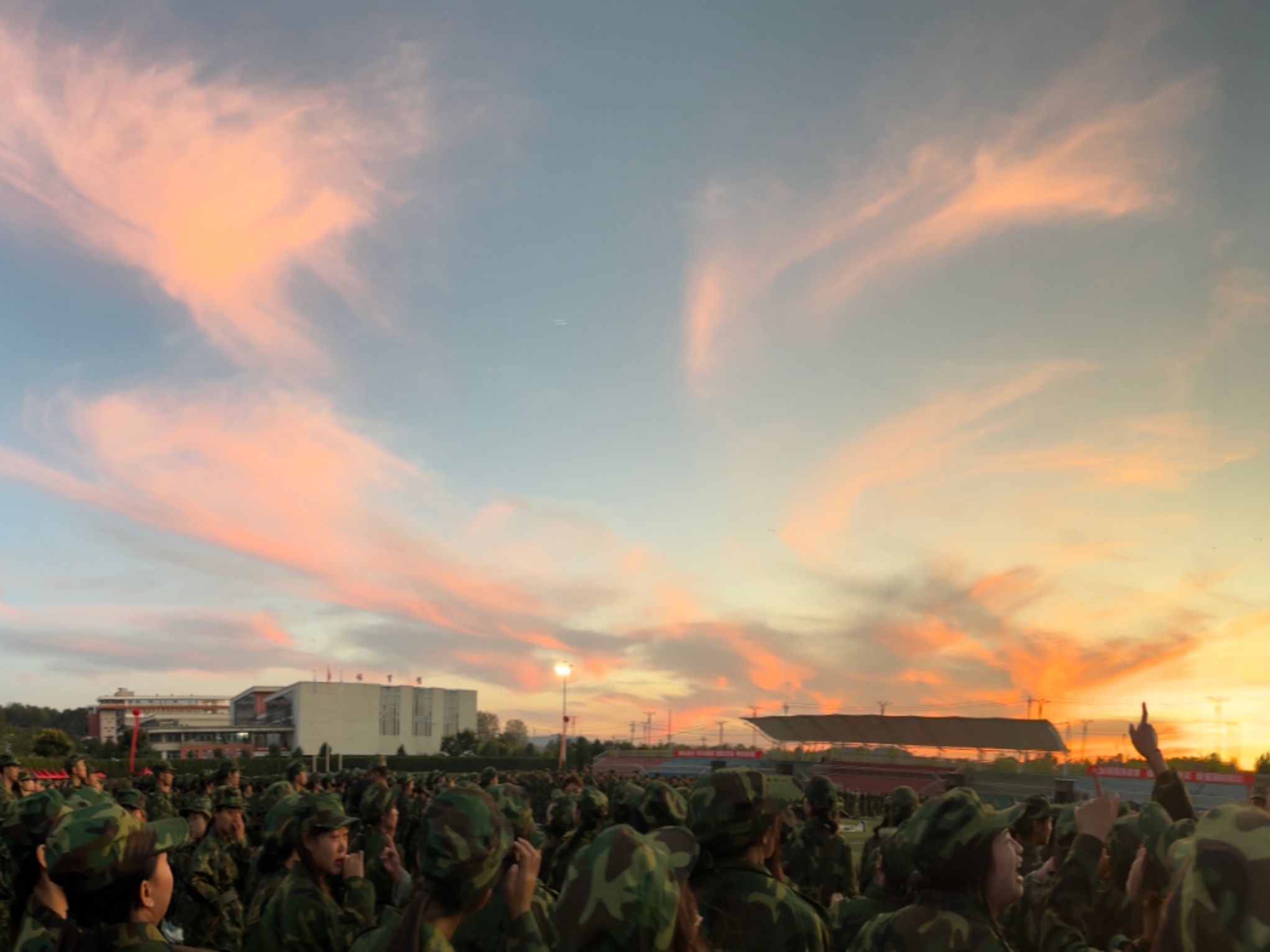 军训中的晚霞