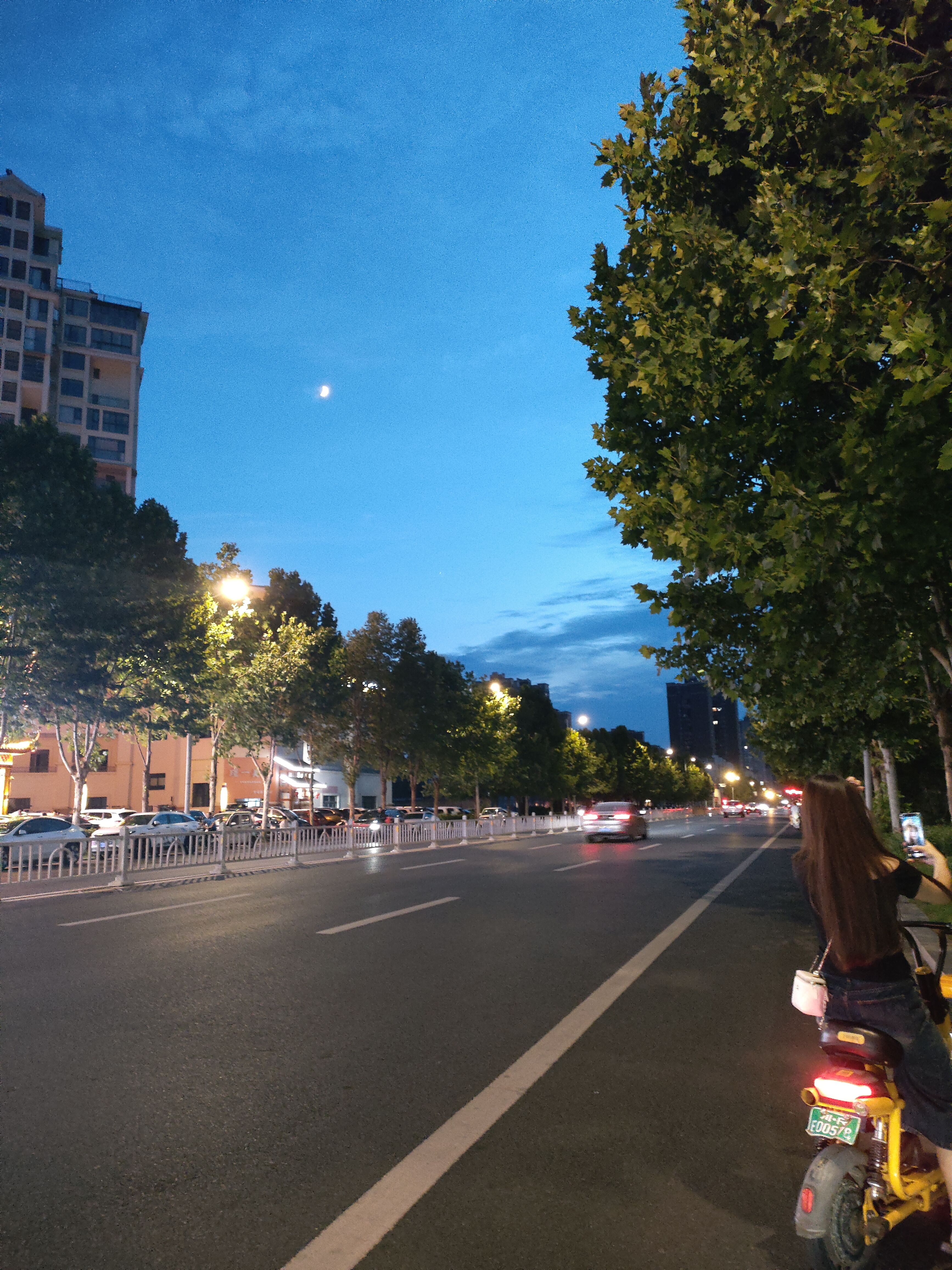 夏夜街头的一抹蓝