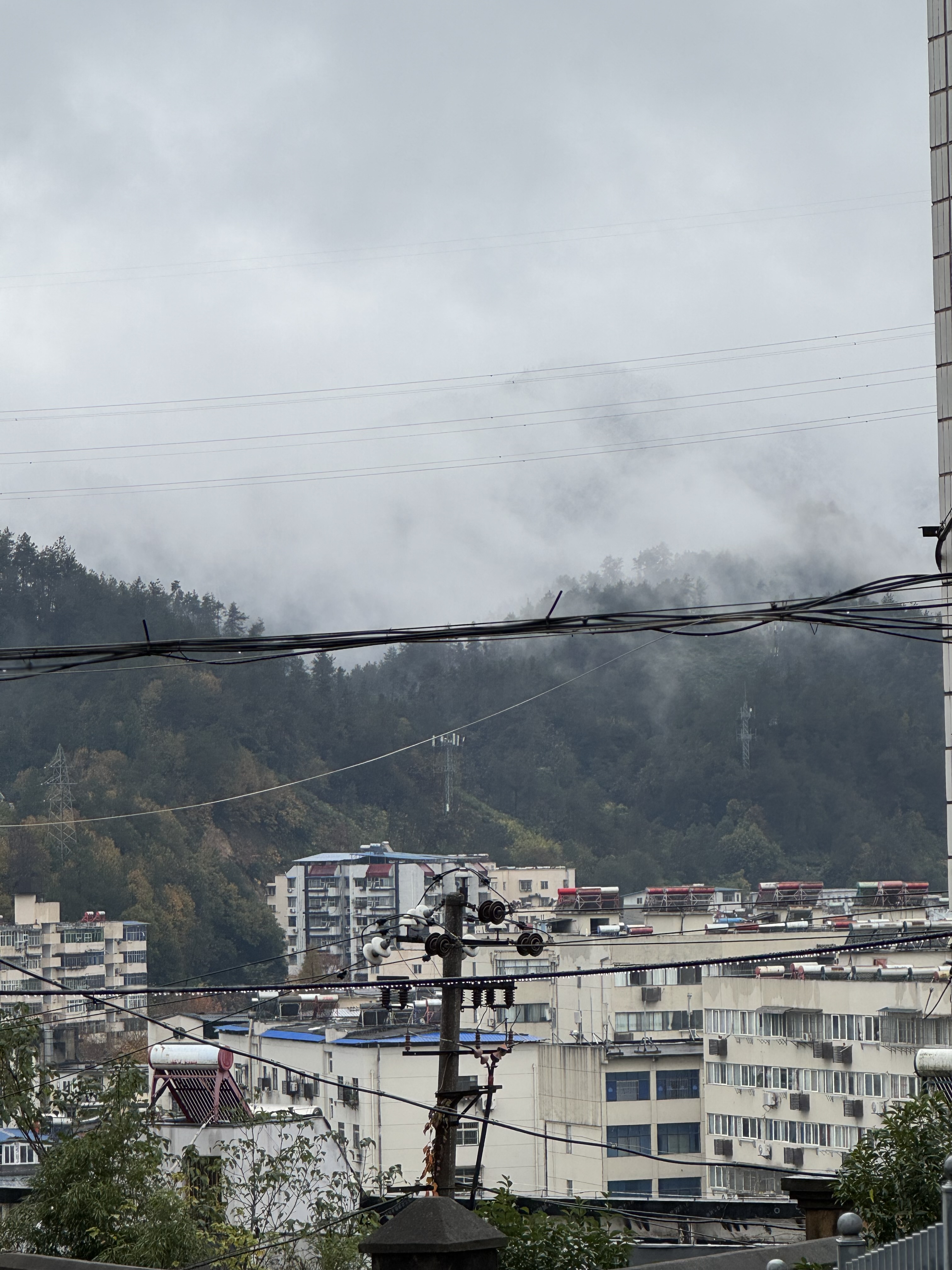 是山区，也是车城